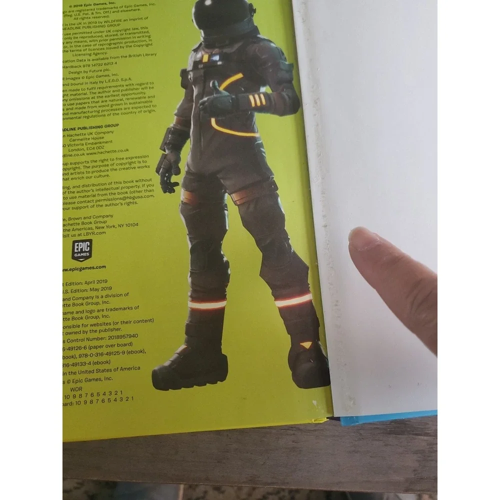 Official Fortnite Battle Royale Survival Guide (May 2019, US Printing) DESC